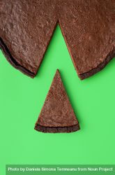 Chocolate tart slice, isolated on a green background 4A2Qqb