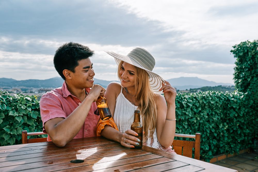 A woman and man picnicing in love