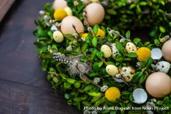 Close up of decorative Spring wreath with eggs and spring flowers 0LdNje