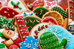 Decorated gingerbread cookies in close-up 4mKNX0