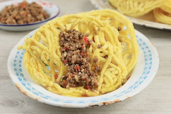 Kerupuk Mie Kuning Siram Sambel Oncom