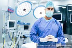 Portrait of male surgeon in operation theater looking at camera 5oERgb