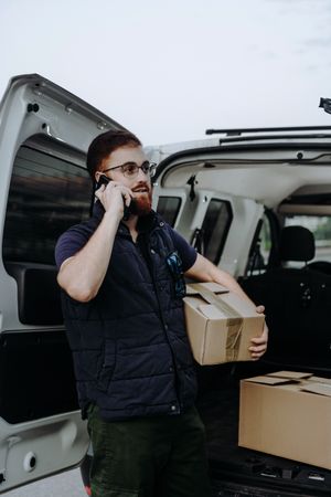 Courier phoning client for delivery completion