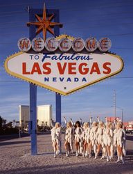 Group of woman by iconic Las Vegas Sign, Nevada PbYB90