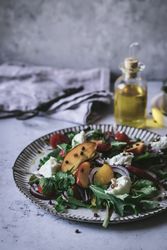 Salad with nectarines and crunchy lentils