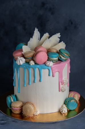 Pink and blue cake with macarons