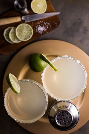 Preparing a margarita cocktail