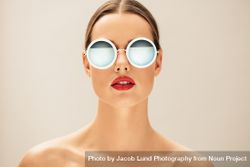 Female fashion model posing with sunglasses 5QDWg0