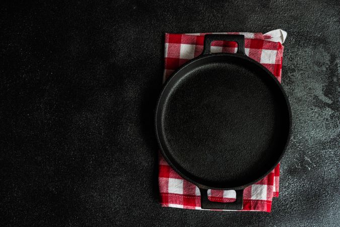 Empty pan as a table setting concept