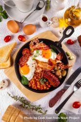 English Breakfast in cooking pan 5kRR1W