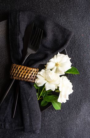 Minimalistic table setting with flowers