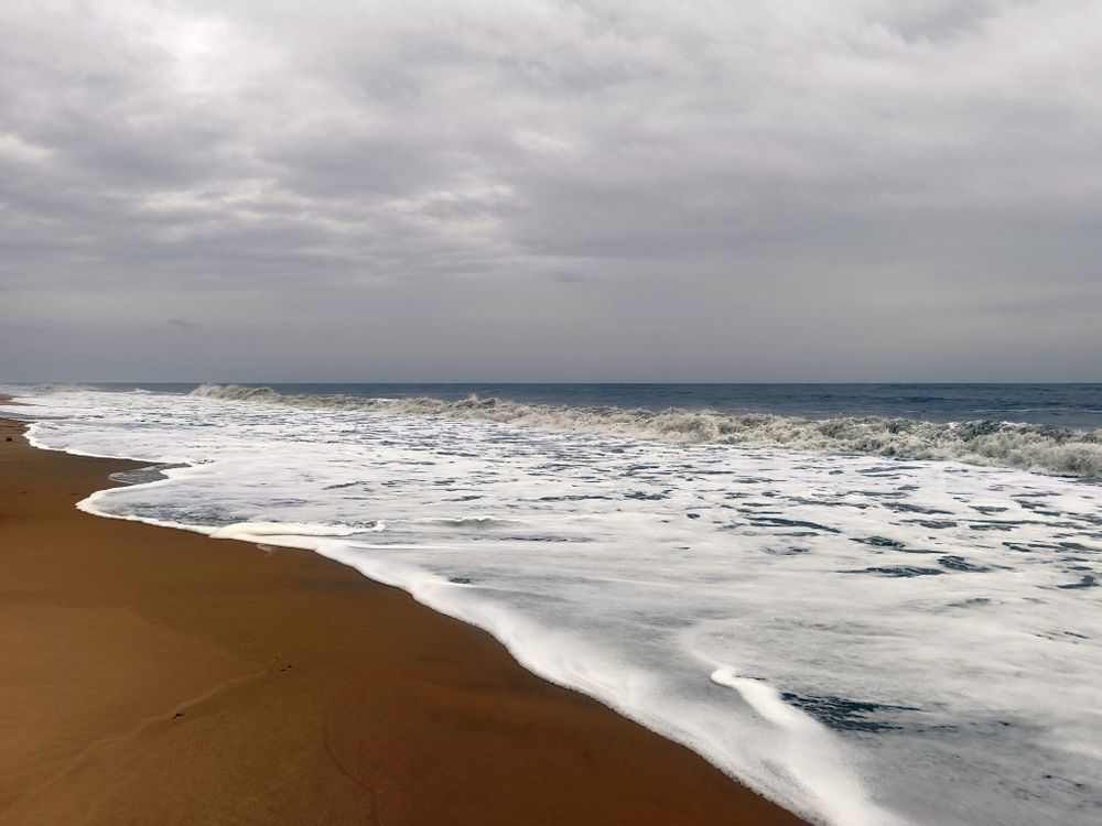 strong sea waves hitting the shore at fort kochi