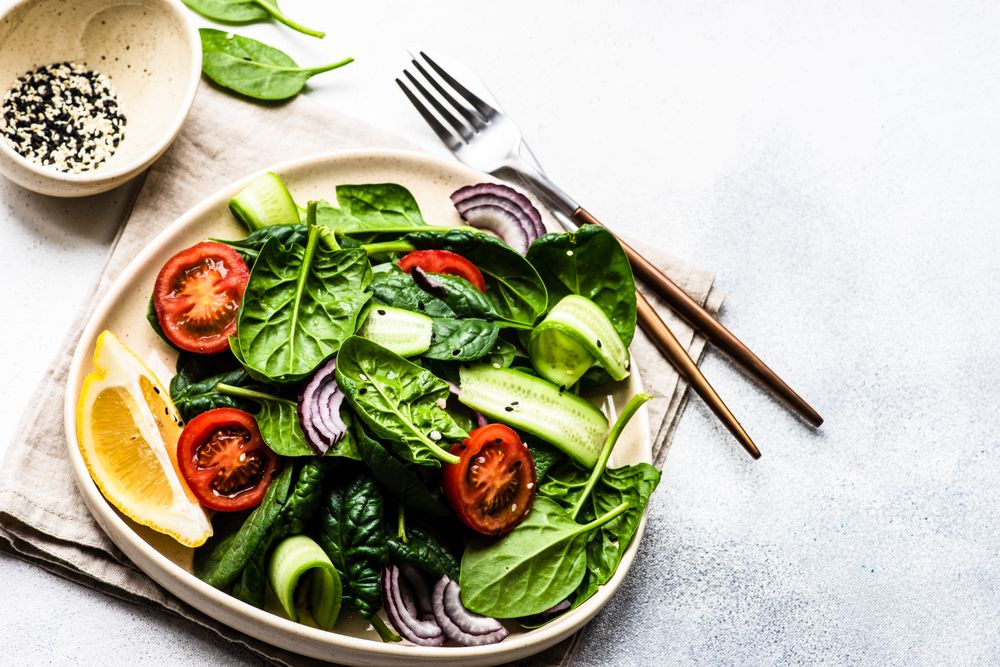 Leafy spinach salad with lemon slice