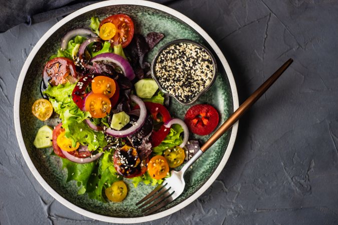 Organic vegetable salad with sesame seeds
