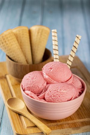 Bowl with strawberry ice cream balls.