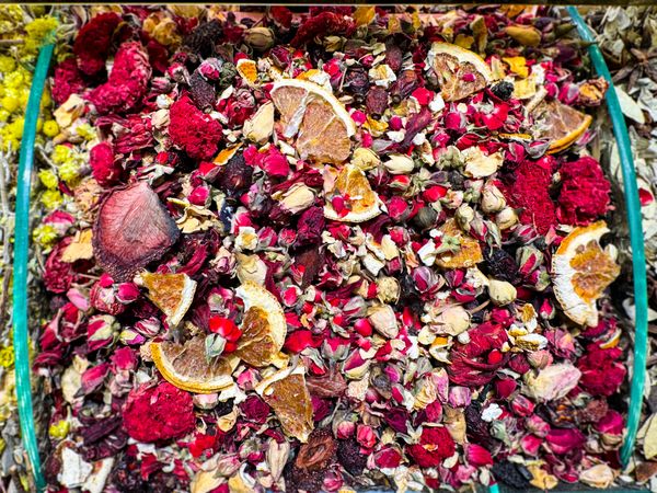 Dried fruits and flowers tea blend
