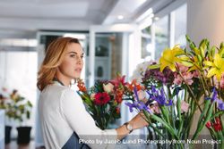 Young woman working in retail florist shop 0g1l84