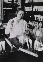 Alice Evans, microbiologist working in her lab 0vMrpb