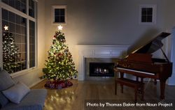 Bright Christmas tree in home with fireplace 5rwnd4