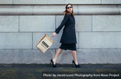 Stylish female shopper walking with shopping bag 4AzRJz