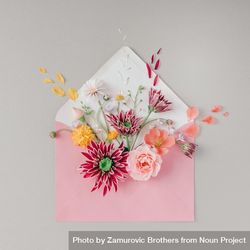 Pink envelope full of various flowers 4Zj634