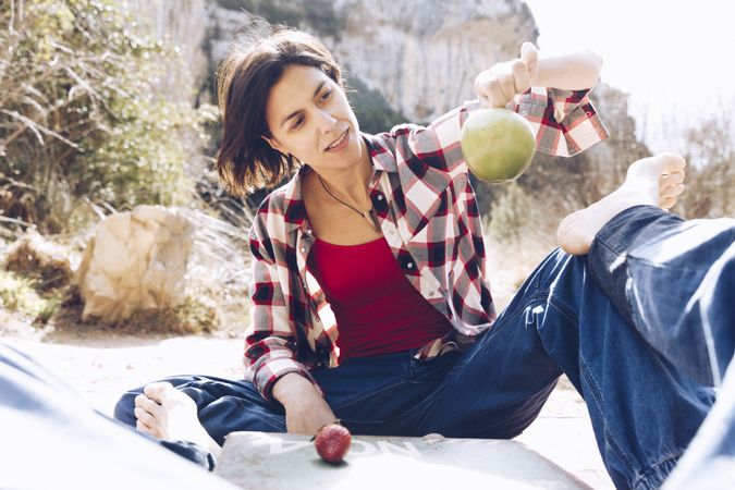 Couple spending picnic on shore in cliffs