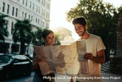 Tourist couple using a map to find the route to their destination 4BOYkb