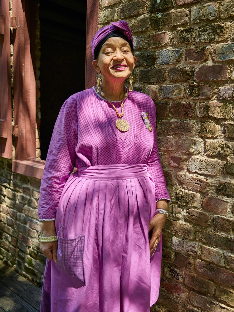 Re-enactor outside the old slave cabins Boone Hall Plantation, Mount Pleasant, South Carolina