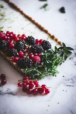 Lime pie with berries
