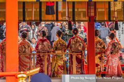 Women in kimonos standing on stage 4Oqx70