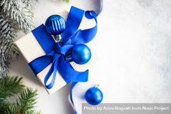 Christmas present with blue ribbon and baubles with copy space 4m8ZW5