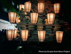 Lit lanterns at night in close-up 4dg9n5