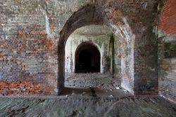 Old brick archways in empty chambers of Fort Morgan in Mobile, Alabama 1bEyAb