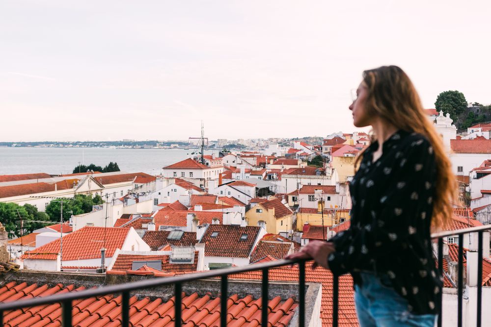 Casual woman against cityscape