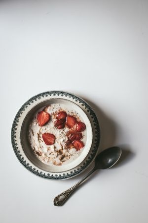 Porridge with strawberries