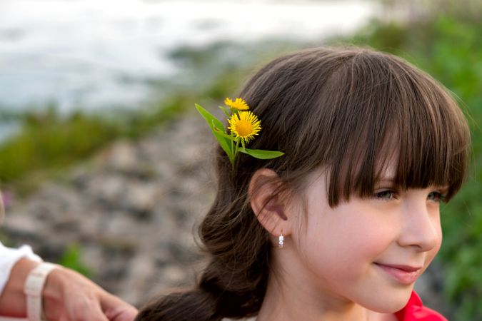 Mom weaves fresh flowers into daughter's braid