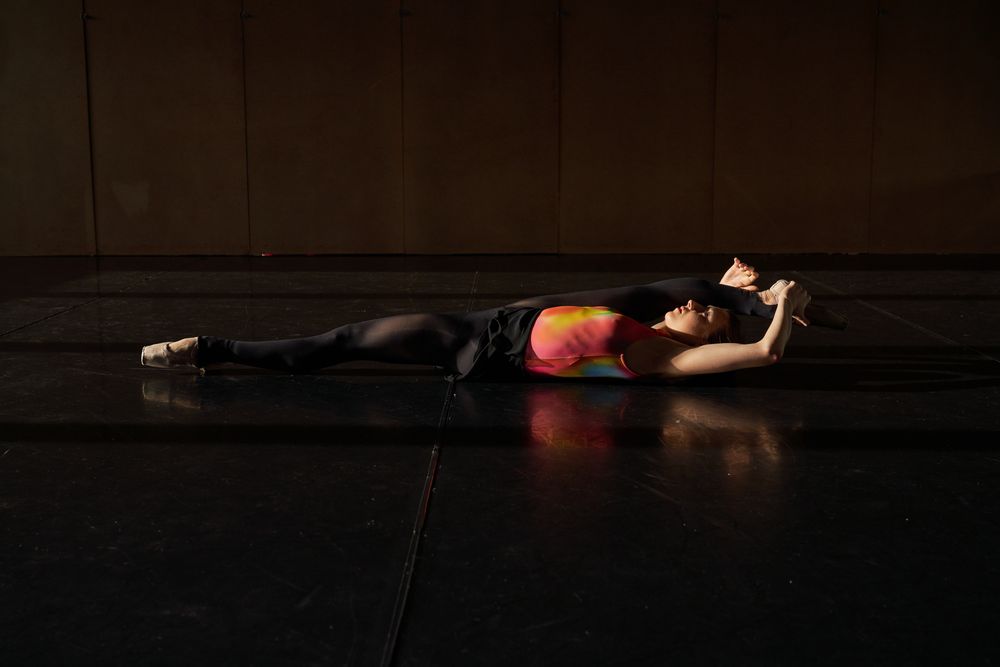 Warm-up and rehearsal of a professional ballet dancer