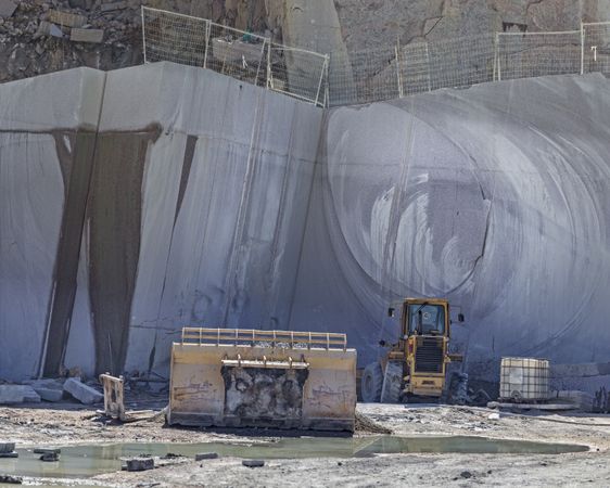 Block and heavy machinery in quarry