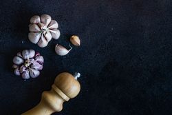 Organic garlic bulbs with peppermill