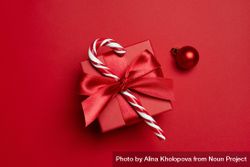 Red present with bow, candy cane and bauble 43nZP5
