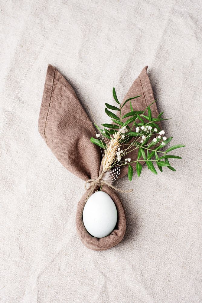 Napkin in rabbit ear shape with egg in center