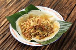 Open lumpia dish served on banana leaf