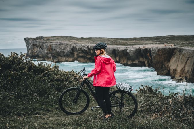 Female bicyclist on rocks