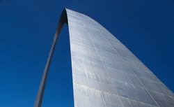 Close-up view of the Gateway Arc, St. Louis, Missouri P5rnP5
