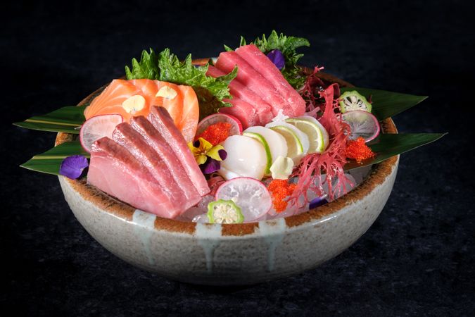 Assorted sashimi and scallops in bowl