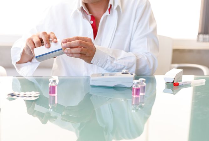 Medical worker making tests with pills and samples in lab
