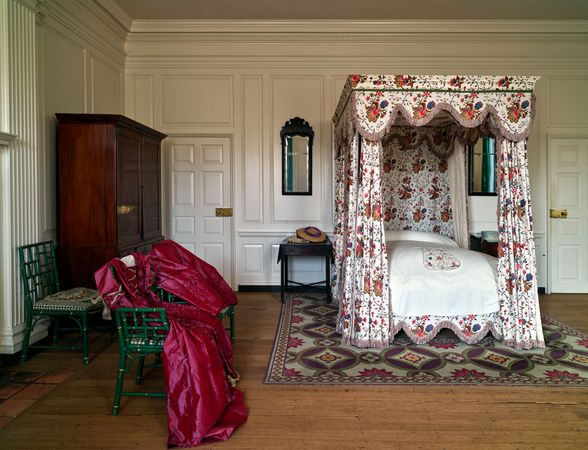 Floral patterned fourposter bed in Colonial Williamsburg, Virginia