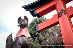 Fox statue at the Fushimi Inari Taisha gate in Japan 4mKQQ0