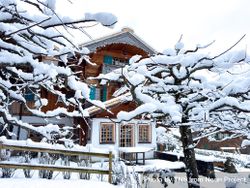 Traditional Swiss chalet in snowy Rougemont, VD 5zrRen