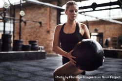 Woman working out with medicine ball in gym 5rG1n4